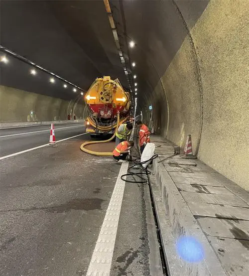 汝阳隧道排水渠清淤